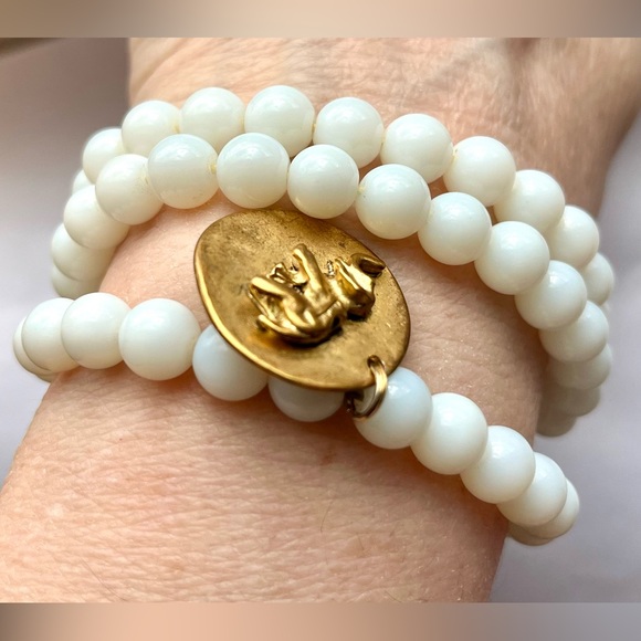 White bead 3 elastic bracelets NWOT- elephant luck pendant jewelry - Picture 3 of 12